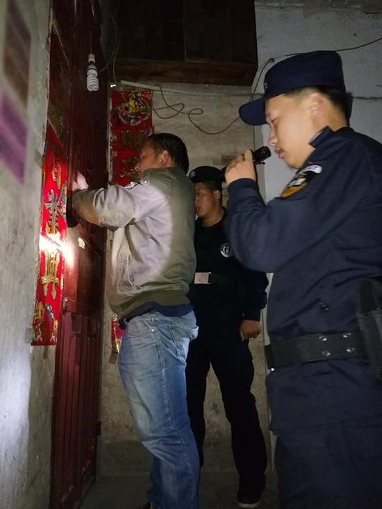 山南地区粗心妈妈误将幼女锁家中 