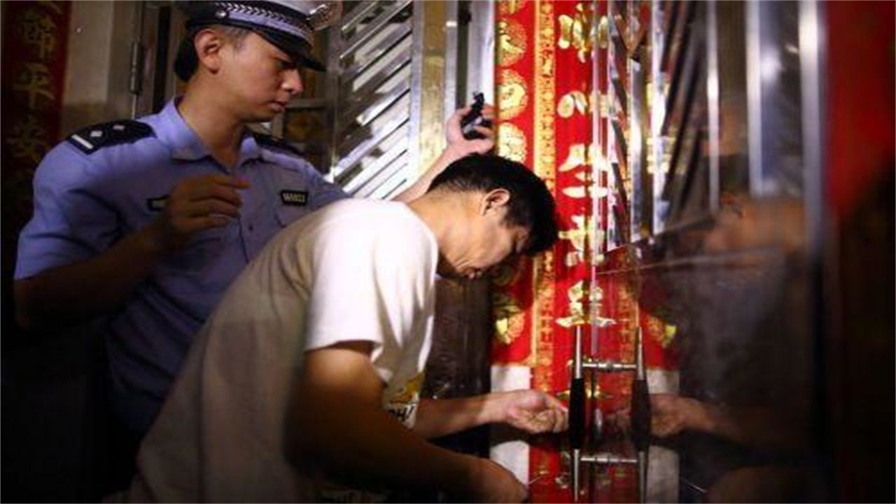 山南地区请开锁师傅开了锁后，师傅